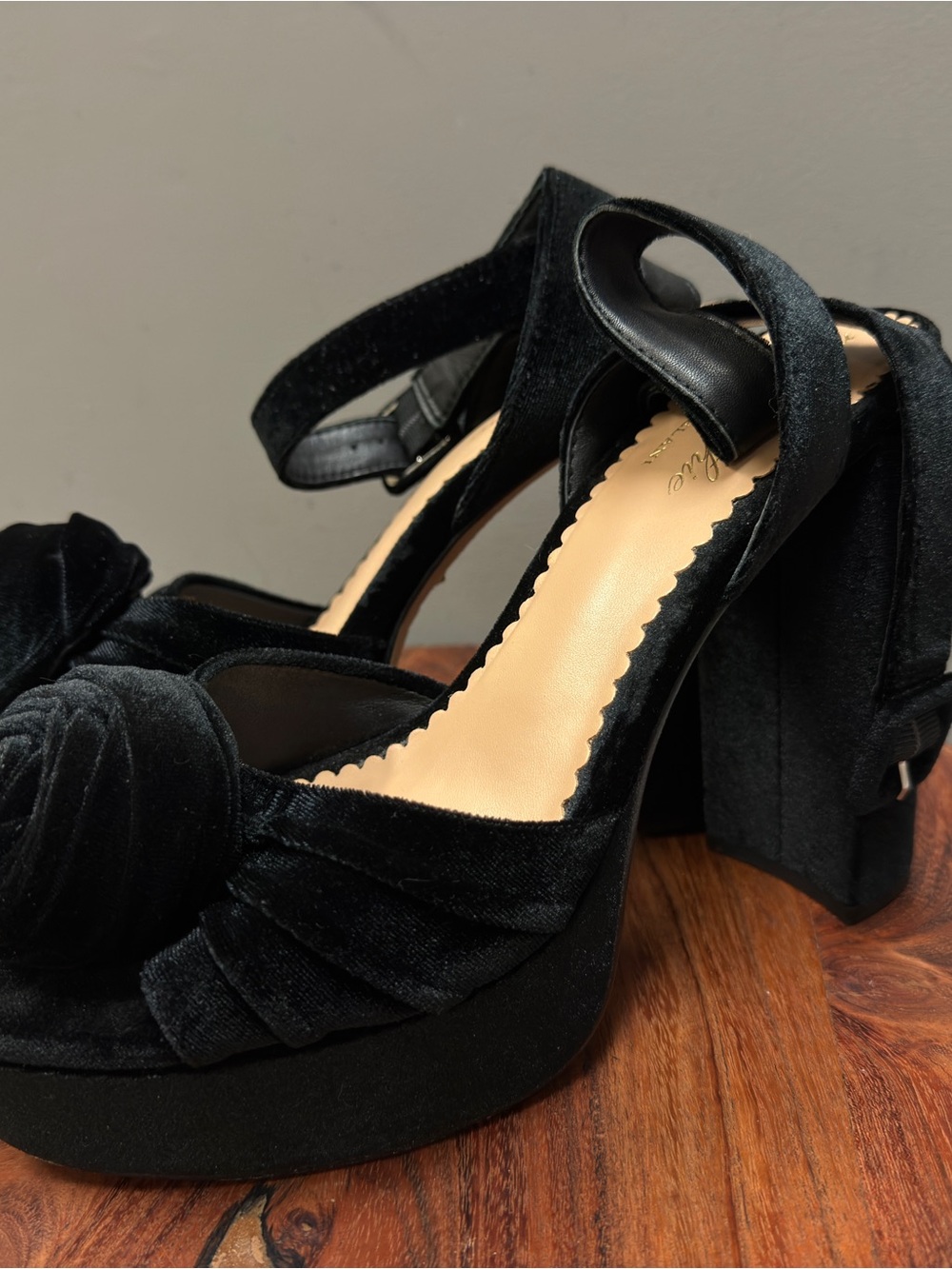 Nicola Bathie x Anton Heunis Black Velvet Rosette Platform Heels Sz 9